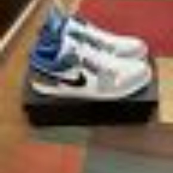 Athletic shoes - Picture 2 of 5